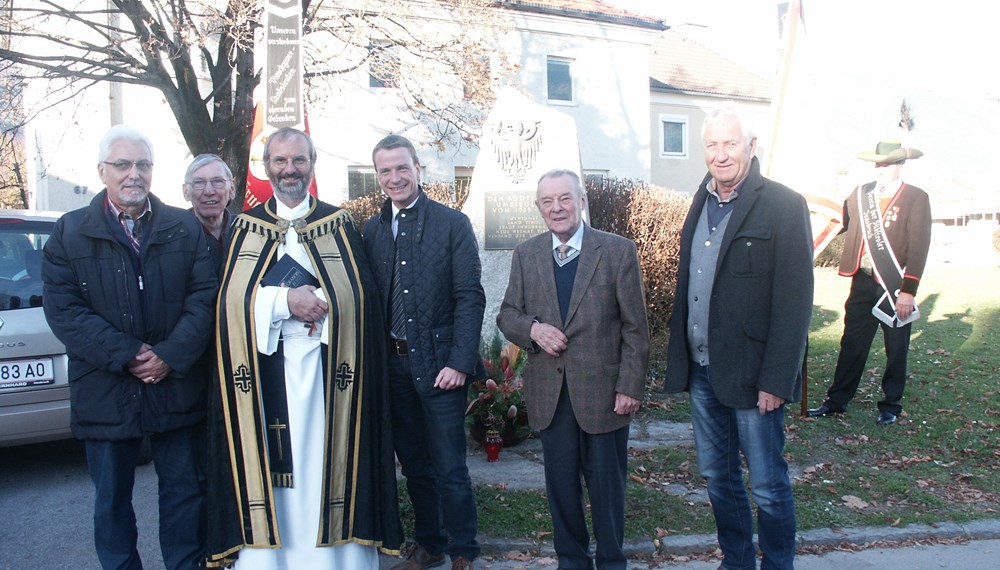 Kürzlich fand die Gedenkmesse des Vereins der Südtiroler Innsbruck Stadt und Land in der Schutzengelkirche in Pradl statt. Mit dabei (v.l.n.r.): Bezirksobmann Erns‎t Perthaler, Landesobmann  Gerhard Thomann, Pfarrer Christoph Pernter, Vizebürgermeister Christoph Kaufmann, Ehrenobmann Franz Trend und Präsident Helmut Angermann.