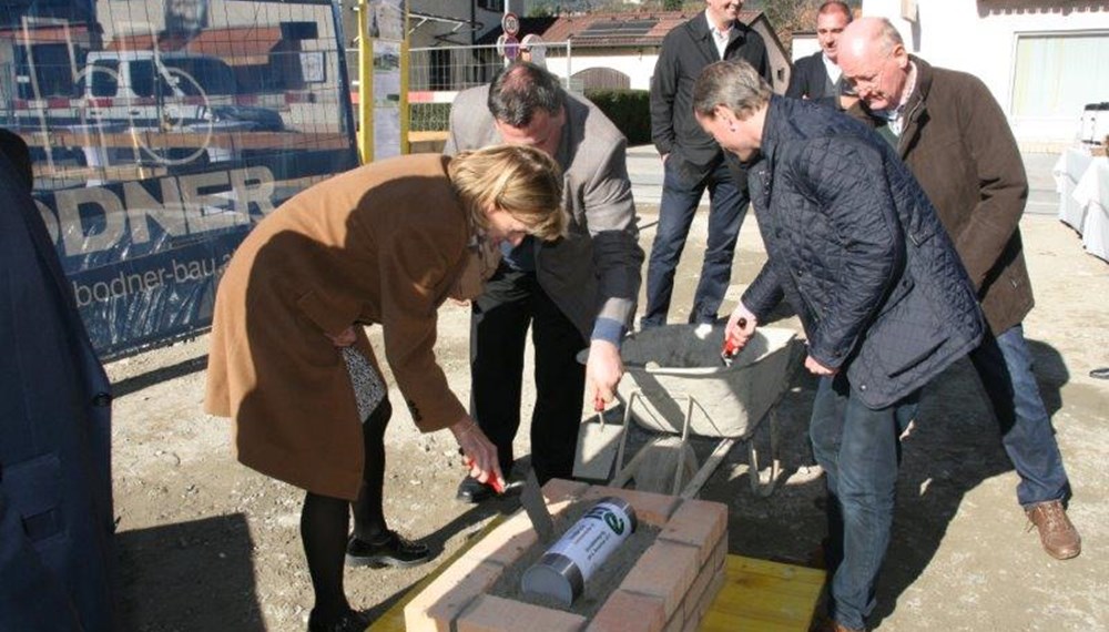 Am 06.11.2015 fand die Grundsteinlegung zum Wohnbauprojekt Pontlatzer Straße 38 im Olympischen Dorf der Wohnungseigentum - Tiroler gemeinnützige WohnbaugmbH statt.
Aus dem Planungswettbewerb, welcher in Zusammenarbeit mit der Innsbrucker Stadtplanung durchgeführt wurde, ging als Sieger das Projekt des Innsbrucker Architekten Hanno Vogl-Fernheim hervor. Die Mietwohnanlage wird zur Gänze objektgefördert, wobei die Stadt Innsbruck das alleinige Vergaberecht für alle 21 Wohnungen innehat. Der Wohnungsmix beinhaltet 2-, 3- und 4-Zimmerwohnungen mit funktionellen Grundrissen, angelehnt an die zulässigen Nutzflächen der Tiroler Wohnbauförderung.