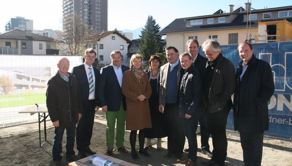 Am 06.11.2015 fand die Grundsteinlegung zum Wohnbauprojekt Pontlatzer Straße 38 im Olympischen Dorf der Wohnungseigentum - Tiroler gemeinnützige WohnbaugmbH statt.
Aus dem Planungswettbewerb, welcher in Zusammenarbeit mit der Innsbrucker Stadtplanung durchgeführt wurde, ging als Sieger das Projekt des Innsbrucker Architekten Hanno Vogl-Fernheim hervor. Die Mietwohnanlage wird zur Gänze objektgefördert, wobei die Stadt Innsbruck das alleinige Vergaberecht für alle 21 Wohnungen innehat. Der Wohnungsmix beinhaltet 2-, 3- und 4-Zimmerwohnungen mit funktionellen Grundrissen, angelehnt an die zulässigen Nutzflächen der Tiroler Wohnbauförderung.