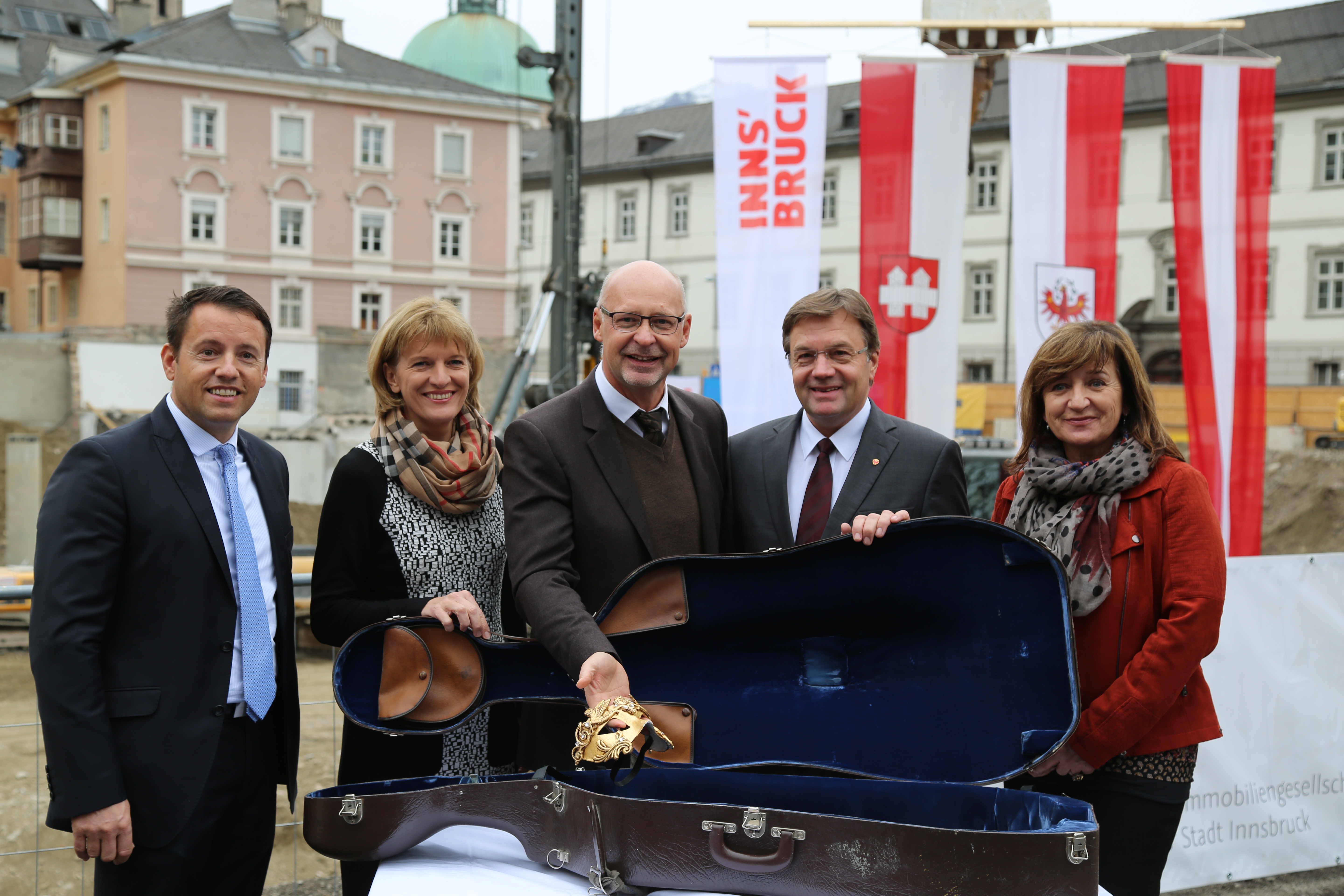 Johannes Reitmeier für das Tiroler Landestheater: "Für das Tiroler Landestheater soll diese Maske Teil des Fundaments des Hauses der Musik werden. Seit der Mensch Theater spielt, spielt er mit Rollen und Identitäten und lotet auch mit Hilfe der Maske jede emotionale Stimmung aus: In der Komödie ebenso wie in der Tragödie. Menschen existenziell zu berühren, sie zu beflügeln und zu inspirieren, das vermag allein die Kunst. Die Maske ist unser Symbol für diese Energie, die bald auch das neue Haus mit künstlerischem Leben erfüllen wird."