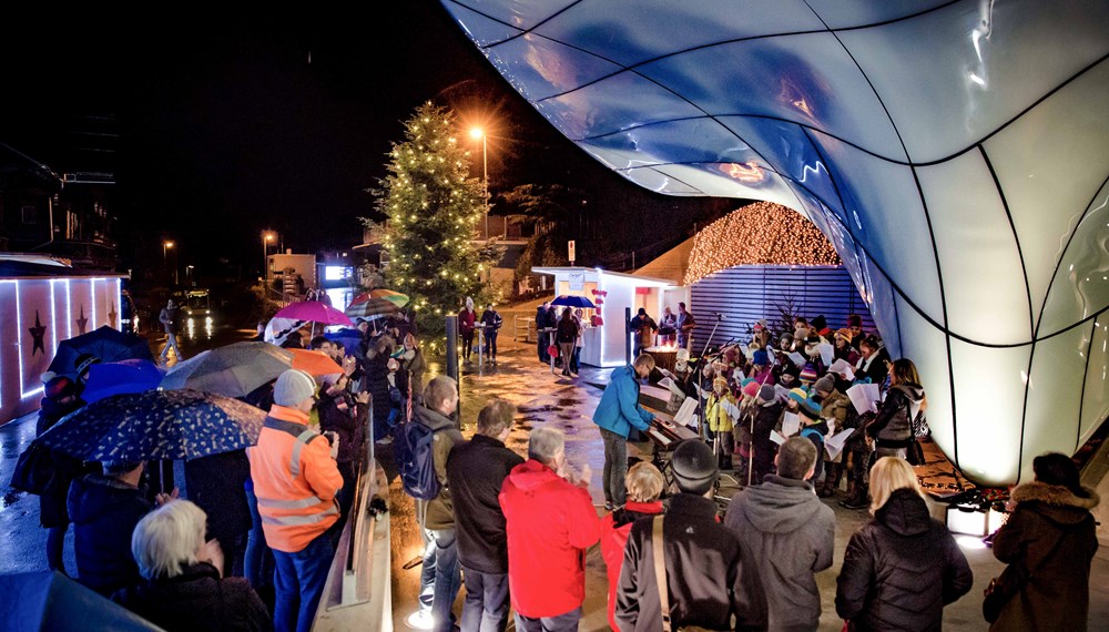 Am Freitag, 20. November, wurde der Panorama Christkindlmarkt auf der Hungerburg mit Stadtoberhaupt Christine Oppitz-Plörer und dem Geschäftsführer der Innsbrucker Nordkettenbahnen, Thomas Schroll, feierlich eröffnet. Erstmals kann der in neuem Glanz erstrahlte Markt täglich von 13:00 bis 19:00 Uhr bis einschließlich 20. Dezember besucht werden.
Innsbrucks Bürgermeisterin, die vom Haller Kinder- und Jugendchor, der die Feier gesanglich untermalte, sichtlich angetan war, zählte mit ihnen gemeinsam den Countdown zum Erleuchten des großen Weihnachtsbaumes und gab so offiziell den Startschuss zur Punsch- und Lebkuchen-Saison auf der Hungerburg.