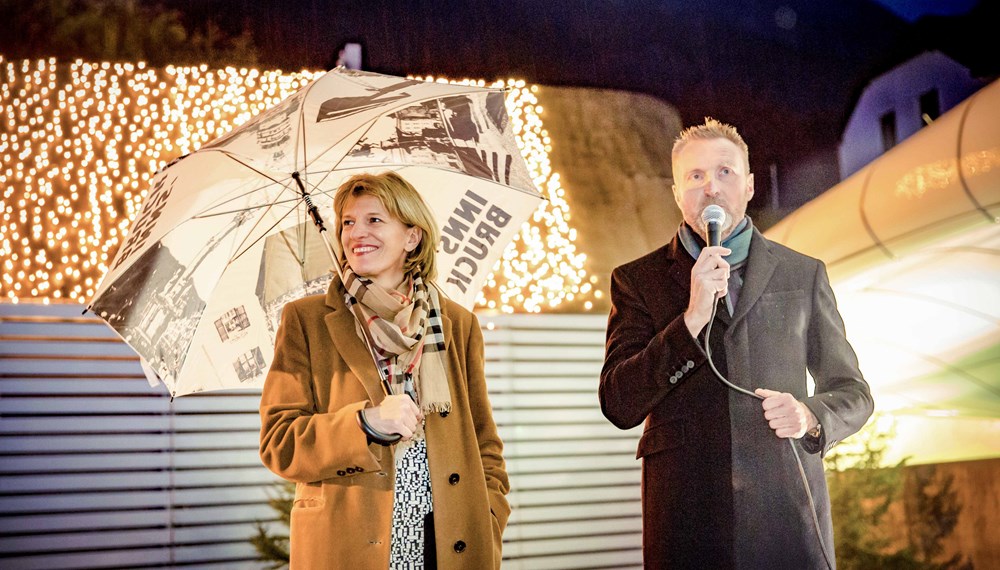 Am Freitag, 20. November, wurde der Panorama Christkindlmarkt auf der Hungerburg mit Stadtoberhaupt Christine Oppitz-Plörer und dem Geschäftsführer der Innsbrucker Nordkettenbahnen, Thomas Schroll, feierlich eröffnet. Erstmals kann der in neuem Glanz erstrahlte Markt täglich von 13:00 bis 19:00 Uhr bis einschließlich 20. Dezember besucht werden.
Innsbrucks Bürgermeisterin, die vom Haller Kinder- und Jugendchor, der die Feier gesanglich untermalte, sichtlich angetan war, zählte mit ihnen gemeinsam den Countdown zum Erleuchten des großen Weihnachtsbaumes und gab so offiziell den Startschuss zur Punsch- und Lebkuchen-Saison auf der Hungerburg.