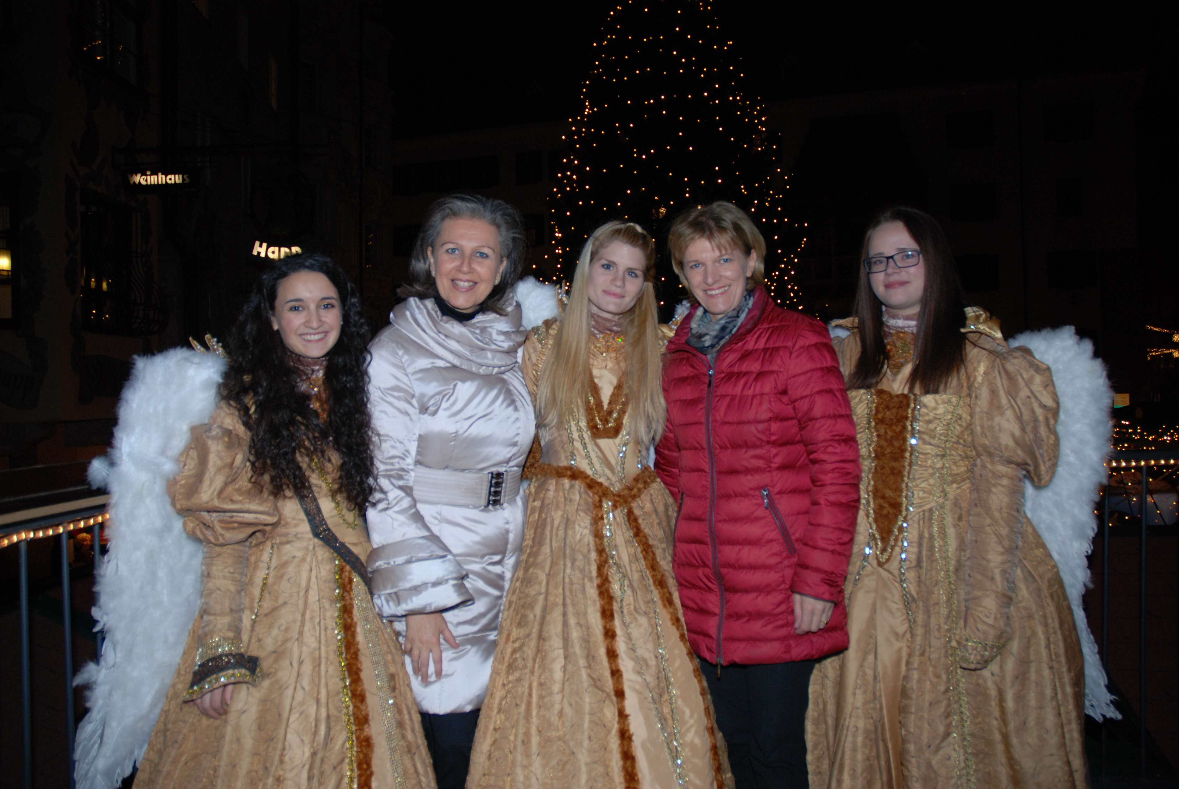 Bürgermeisterin Christine Oppitz-Plörer eröffnete traditionell den Altstadt-Christkindlmarkt und jenen am Marktplatz.