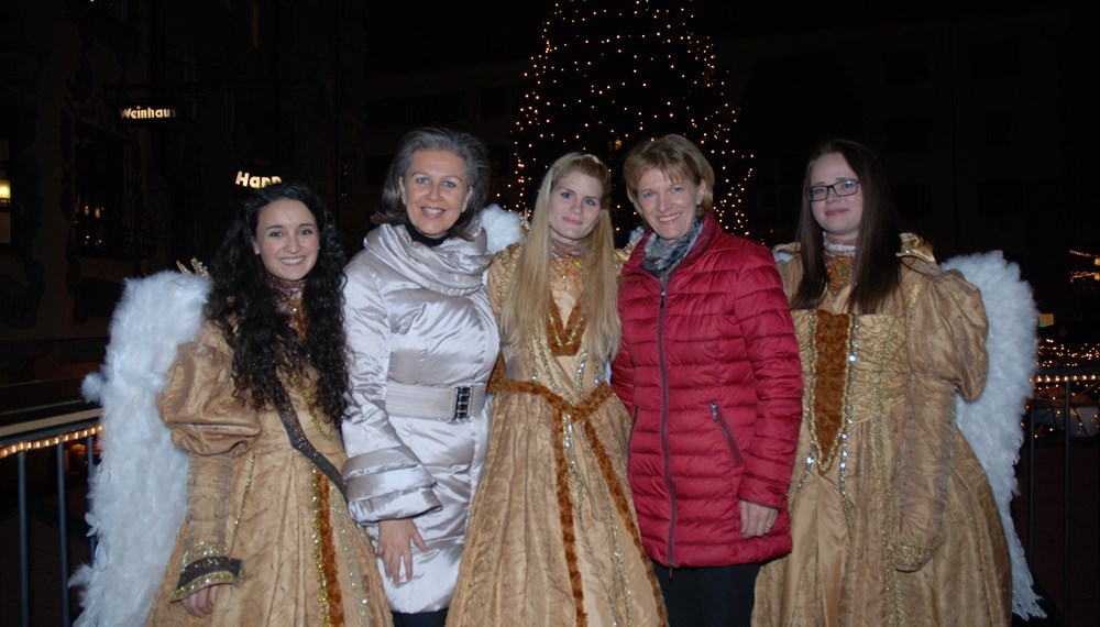 Bürgermeisterin Christine Oppitz-Plörer eröffnete traditionell den Altstadt-Christkindlmarkt und jenen am Marktplatz.