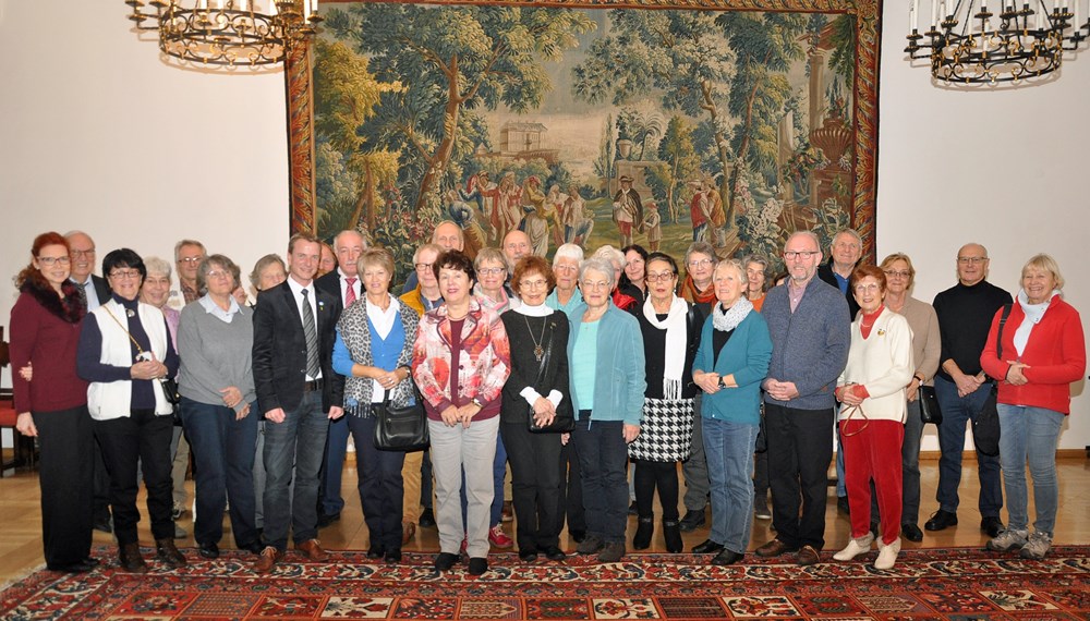 Die Städtepartnerschaft zwischen Innsbruck und Freiburg im Breisgau wird gelebt - dies machte ein Besuch von 34 FreiburgerInnen Anfang Dezember wieder einmal deutlich. Im Bürgersaal des Historischen Rathauses wurden sie von Vizebürgermeister Christoph Kaufmann in Empfang genommen. Die interessierte Gruppe stattet der Tiroler Landeshauptstadt regelmäßig einen Besuch ab. Dieses Mal wurde sie von Gerd Nostadt und Martina Ruch begleitet.