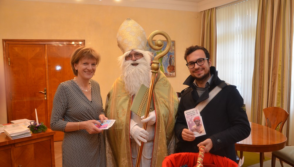 Bürgermeisterin Christine Oppitz-Plörer freut sich über den traditionellen Besuch des Heiligen Nikolaus im Rathaus. Begleitet wurde der Nikolaus dieses Jahr von Maximilian Gritsch von "Bruder und Schwester in Not".