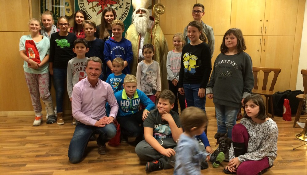 Vizebürgermeister Christoph Kaufmann und Schützenhauptmann Alexander Mitterer begrüßten den heiligen Nikolaus bei der Jungschützen Nikolofeier bei der Speckbacher Schützenkompanie Alter Schießstand. Auch die Kinder freuten sich sichtlich über den Besuch.