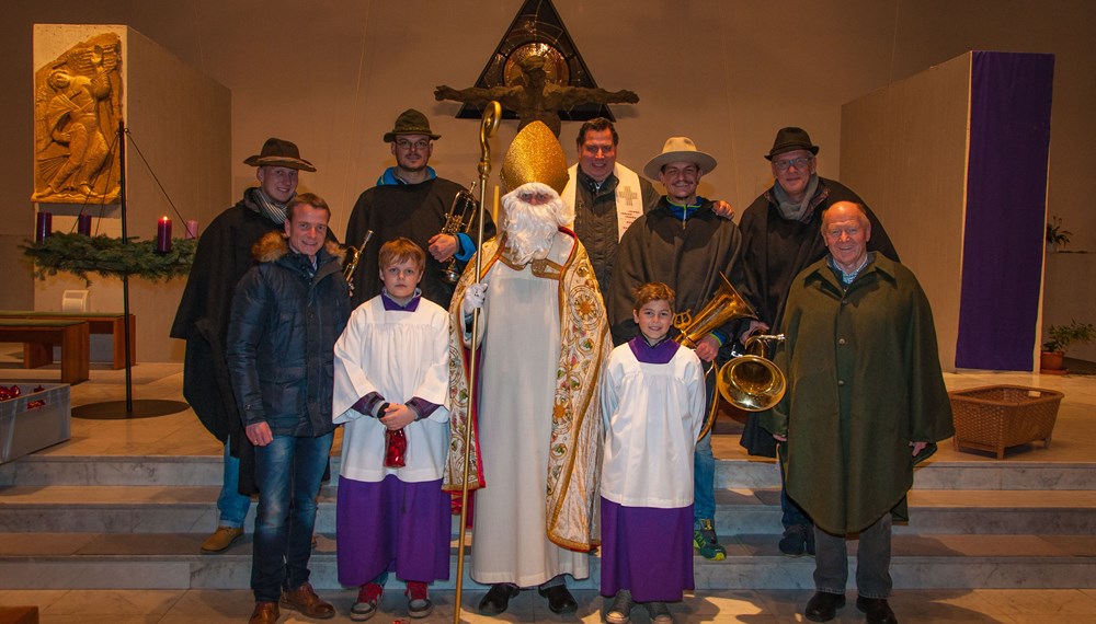 Bereits zum 14. Mal organisierte der Verband Neu Arzl /Olympisches Dorf (VNO) gemeinsam mit Vizebürgermeister und Familienreferent Christoph Kaufmann den Nikolauseinzug im Olympischen Dorf. Über 250 Kinder wurden vom heiligen Nikolaus beschenkt.
Im Anschluss besuchte Kaufmann mit dem heiligen Nikolaus die 27 Bewohner des betreuten Wohnen im Olympischen Dorf. Die SeniorInnen freuten sich außerordentlich über den Besuch.