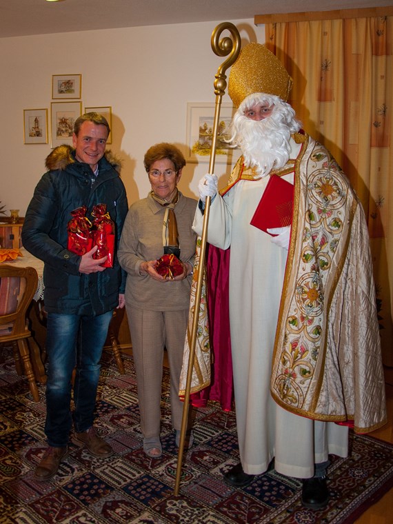 Bereits zum 14. Mal organisierte der Verband Neu Arzl /Olympisches Dorf (VNO) gemeinsam mit Vizebürgermeister und Familienreferent Christoph Kaufmann den Nikolauseinzug im Olympischen Dorf. Über 250 Kinder wurden vom heiligen Nikolaus beschenkt.
Im Anschluss besuchte Kaufmann mit dem heiligen Nikolaus die 27 Bewohner des betreuten Wohnen im Olympischen Dorf. Die SeniorInnen freuten sich außerordentlich über den Besuch.