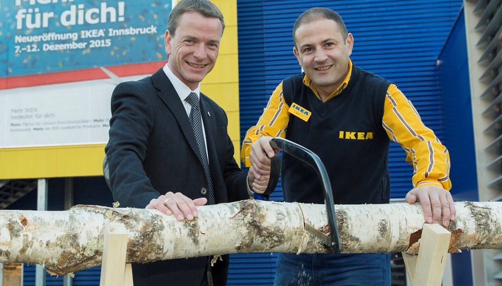 Am 07. Dezember wurde das Möbelhaus IKEA nach dem Umbau und der Erweiterung feierlich eröffnet. Mit dem traditionellen Durchsägen eines Baumstammes hat der neue Einrichtungshauschef Mario Nozzi gemeinsam mit Vizebürgermeister Christoph Kaufmann den Weg für die KundInnen freigegeben. Auch Gemeinderat Lucas Krackl machte sich ein Bild des 27-Mio.-Euro-Projekts im Osten der Stadt.
