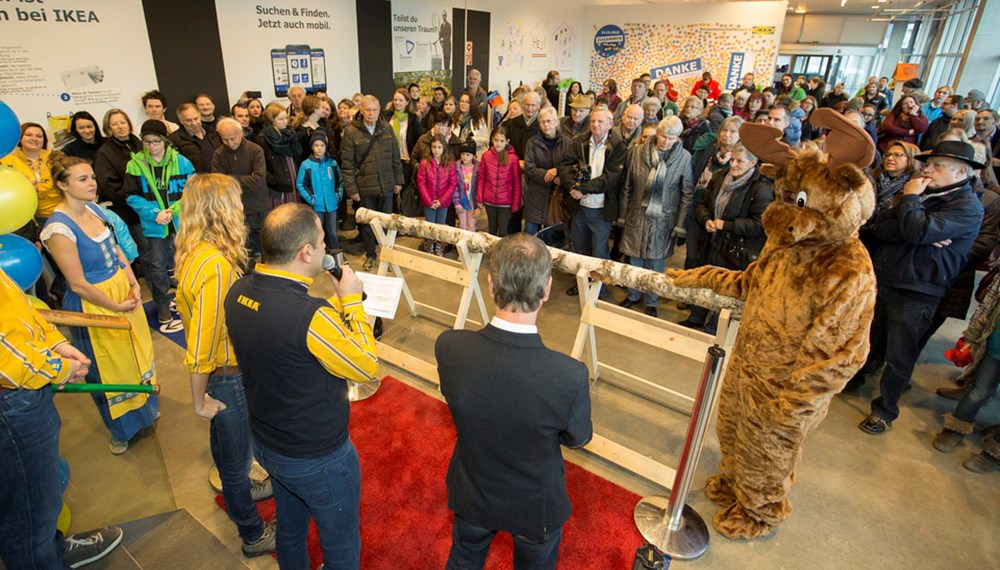 Am 07. Dezember wurde das Möbelhaus IKEA nach dem Umbau und der Erweiterung feierlich eröffnet. Mit dem traditionellen Durchsägen eines Baumstammes hat der neue Einrichtungshauschef Mario Nozzi gemeinsam mit Vizebürgermeister Christoph Kaufmann den Weg für die KundInnen freigegeben. Auch Gemeinderat Lucas Krackl machte sich ein Bild des 27-Mio.-Euro-Projekts im Osten der Stadt.