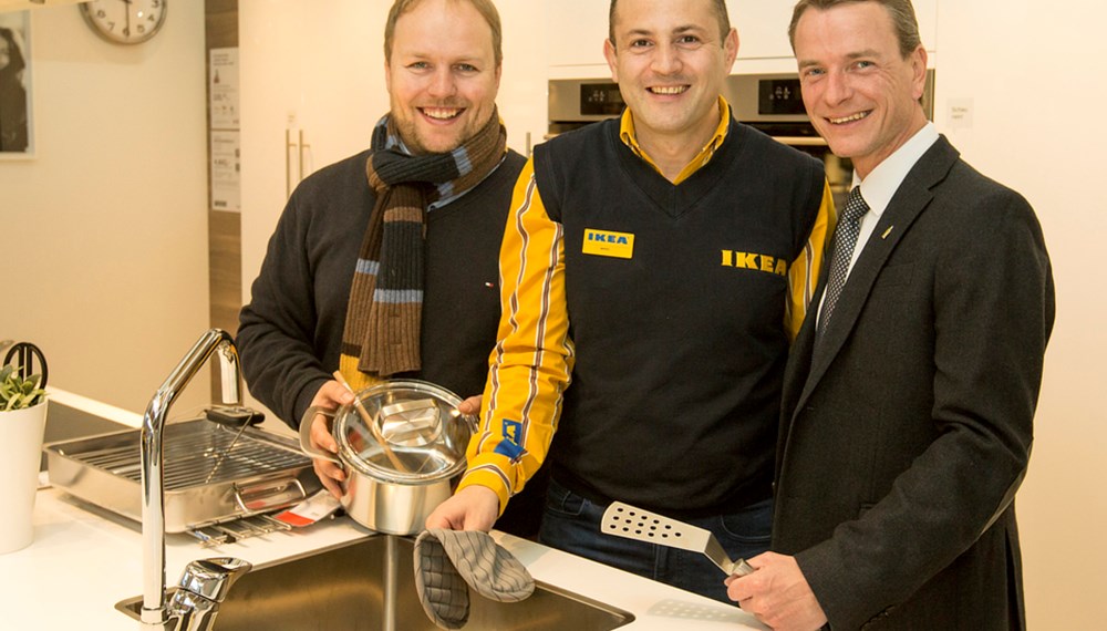 Am 07. Dezember wurde das Möbelhaus IKEA nach dem Umbau und der Erweiterung feierlich eröffnet. Mit dem traditionellen Durchsägen eines Baumstammes hat der neue Einrichtungshauschef Mario Nozzi gemeinsam mit Vizebürgermeister Christoph Kaufmann den Weg für die KundInnen freigegeben. Auch Gemeinderat Lucas Krackl machte sich ein Bild des 27-Mio.-Euro-Projekts im Osten der Stadt.
