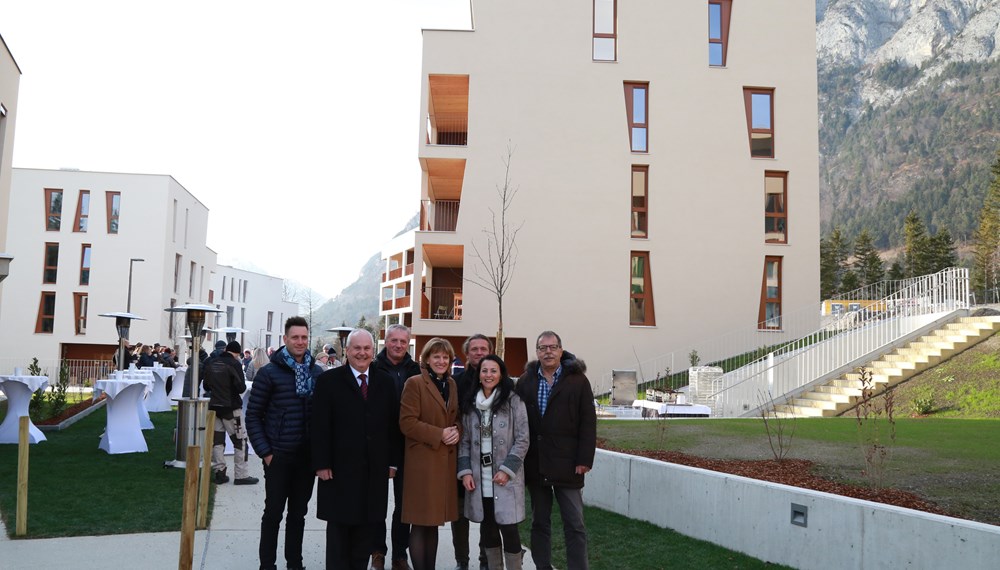Bei der feierlichen Schlüsselübergabe der neuen Wohnanlage Anna-Dengel-Straße, wo auch die Stadt Innsbruck 22 Wohnungen vergeben kann (v.l.): Architekt Christian Schleich, Stadtrat Andreas Wanker, Architekt Manfred König, Bürgermeisterin Christine Oppitz-Plörer, Architekt Raimund Wulz, Geschäftsführerin Monika Froschmayr (Weinberg
Bauträger & Projektentwicklungs GmbH) und Stadtrat Gerhard Fritz