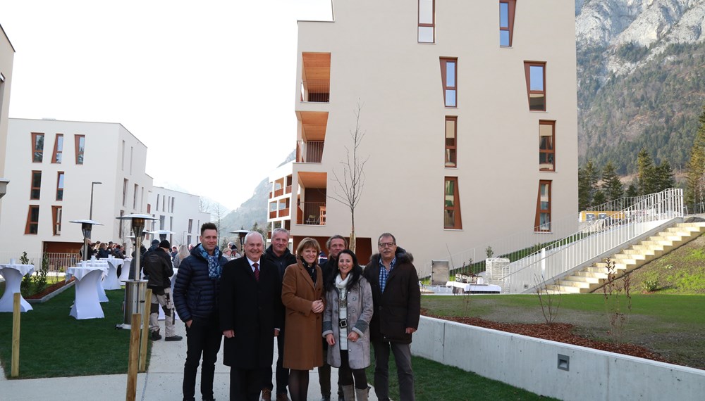 Bei der feierlichen Schlüsselübergabe der neuen Wohnanlage Anna-Dengel-Straße, wo auch die Stadt Innsbruck 22 Wohnungen vergeben kann (v.l.): Architekt Christian Schleich, Stadtrat Andreas Wanker, Architekt Manfred König, Bürgermeisterin Christine Oppitz-Plörer, Architekt Raimund Wulz, Geschäftsführerin Monika Froschmayr (Weinberg 
Bauträger & Projektentwicklungs GmbH) und Stadtrat Gerhard Fritz