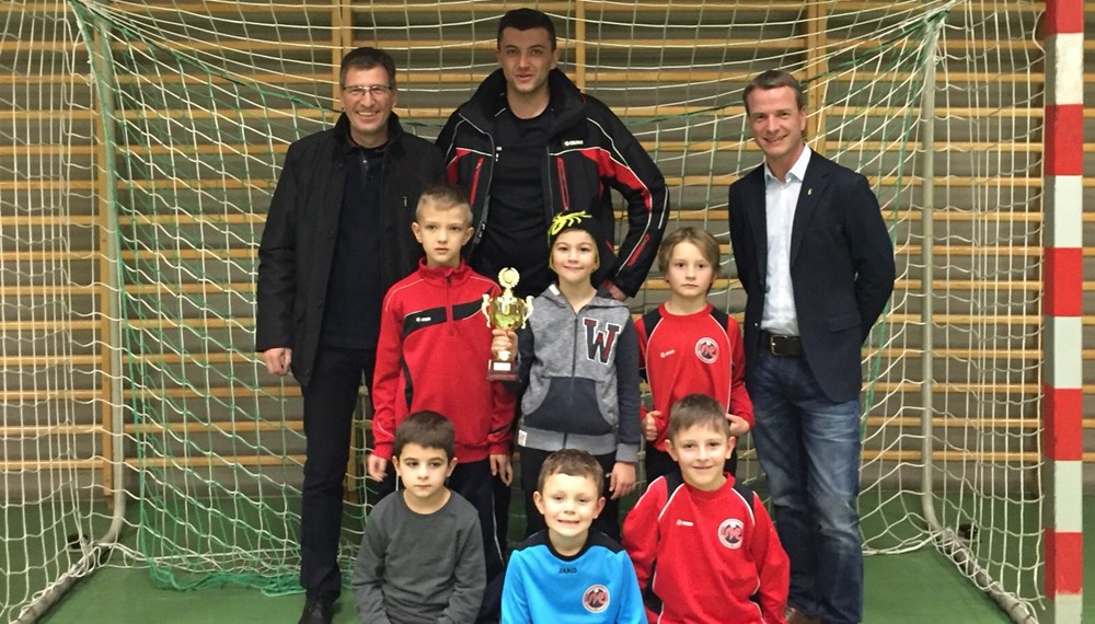 Vizebürgermeister und Sportreferent Christoph Kaufmann ließ es sich nicht nehmen, die Siegerehrung bei der U8 Hallenmeisterschaft selbst vorzunehmen. Sieger des U8 Nachwuchsturniers 2015 ist der FC Wacker. Organisiert wurde das diesjährige Nachwuchsturnier vom Sportverein Innsbruck. Vizebürgermeister Kaufmann bedankte sich bei den Vereinsvertretern, Trainern und Eltern für ihren Einsatz im Sinne des Nachwuchssportes.