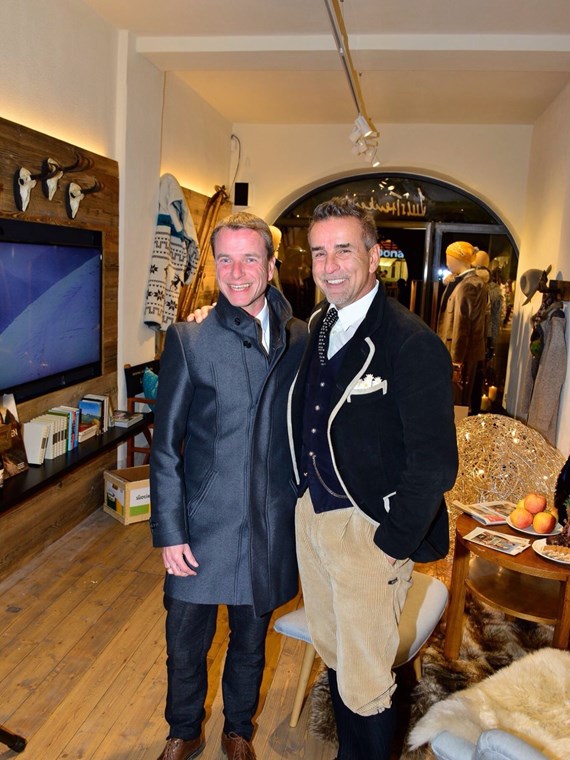 Vor kurzem eröffnete der Luis TRENKER Shop in der Altstadt. Geschäftsführer Michi Klemera begrüßte zahlreiche Gäste, darunter Vizebürgermeister Christoph Kaufmann, Mag. Stefan Lahartinger (Marketing Tiroler Sparkasse) u.v.m.
Kaufmann betonte die Wichtigkeit der Vielfalt von Wirtschaftsbetrieben in Innsbruck und freut sich über Erweiterung durch diesen Shop im Sinne der alpin-urbanen Sportlichkeit.