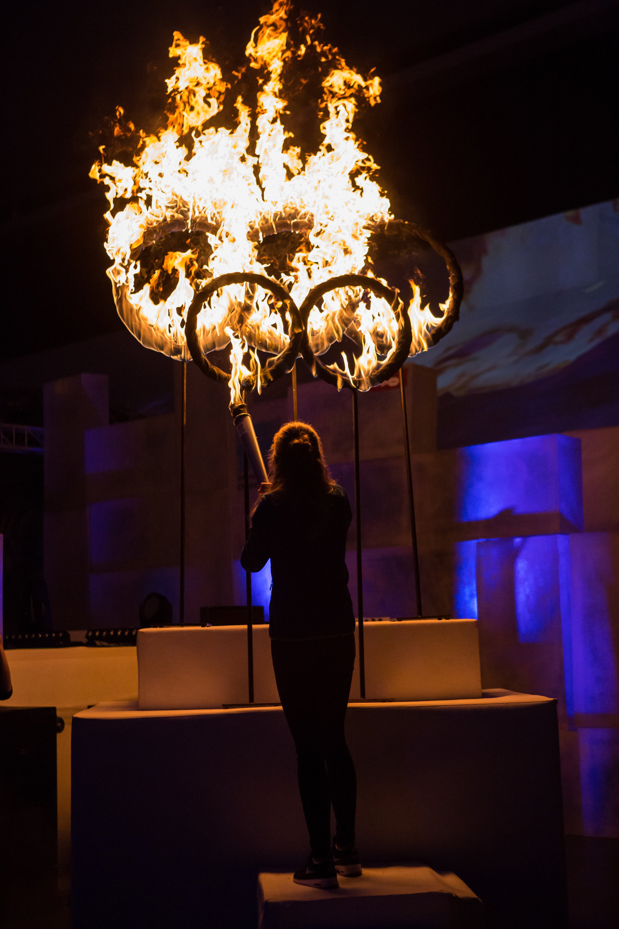 Die ehemalige ICG Athletin Viola Feichtner entzündet das Feuer der ICG