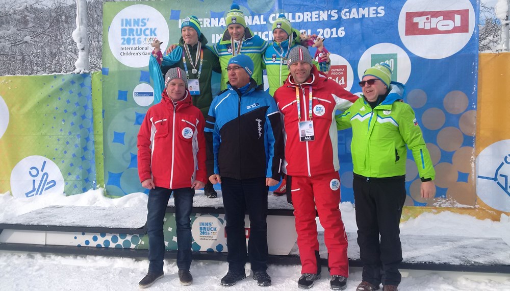 Vizebürgermeister Christoph Kaufmann bei prachtvollen Wetterverhältnissen und hervorragender Kulisse in der Skiarena Seefeld bei der Siegerehrung für Langlauf Sprint Mädchen und Burschen.