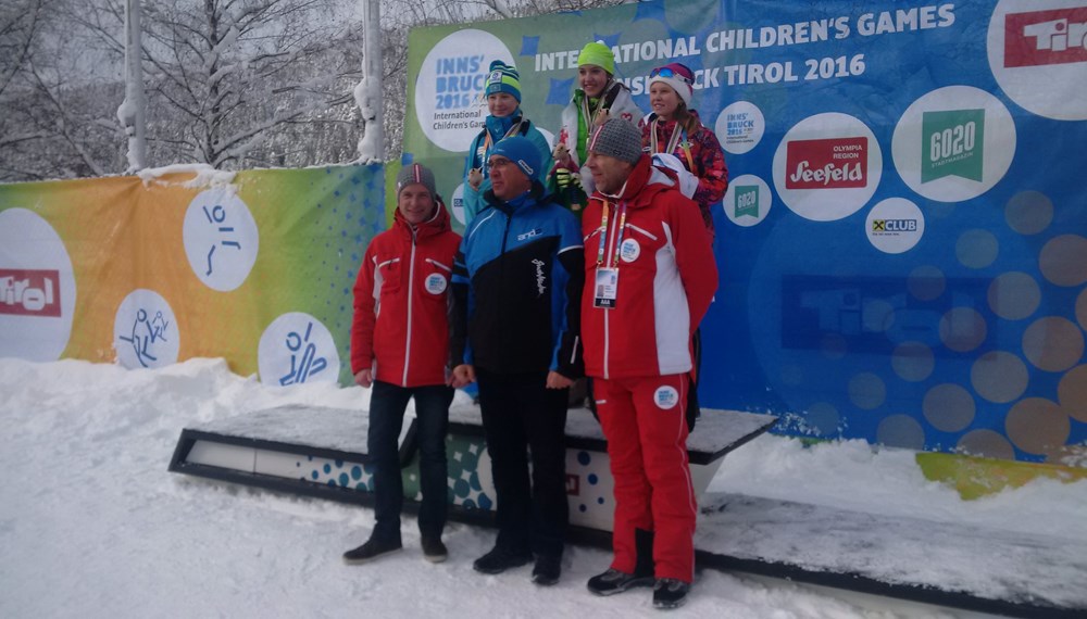 Vizebürgermeister Christoph Kaufmann bei prachtvollen Wetterverhältnissen und hervorragender Kulisse in der Skiarena Seefeld bei der Siegerehrung für Langlauf Sprint Mädchen und Burschen.