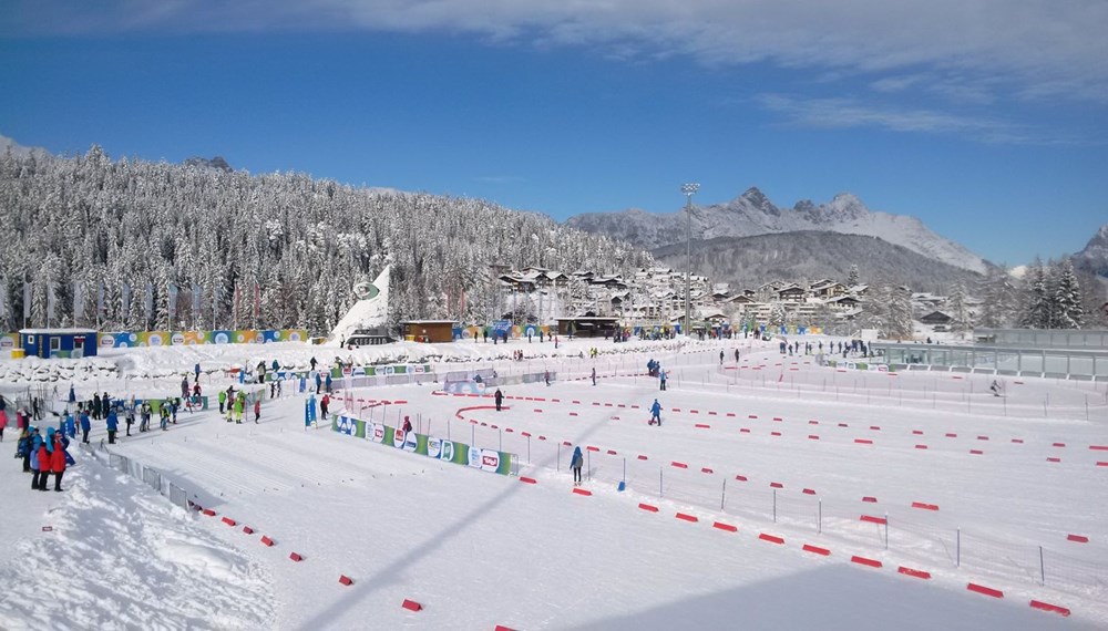 Vizebürgermeister Christoph Kaufmann bei prachtvollen Wetterverhältnissen und hervorragender Kulisse in der Skiarena Seefeld bei der Siegerehrung für Langlauf Sprint Mädchen und Burschen.