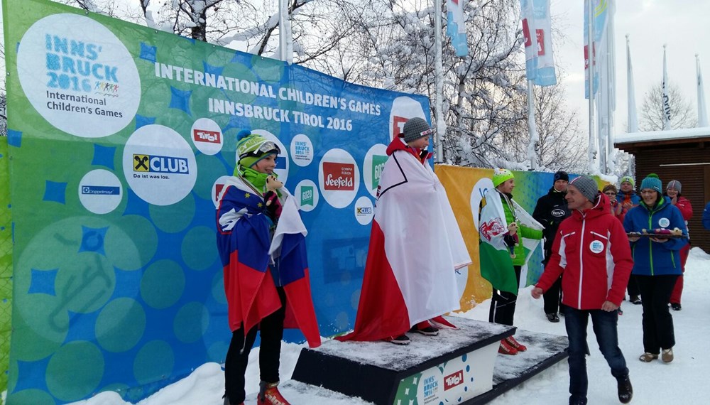 Sportrefent und Vizebürgermeister Christoph Kaufmann gratulierte den Siegerinnen des Biathlon Sprints in der Skiarena Seefeld. Besonders freute er sich über die Goldmedaille von Sophie Haider vom Team Innsbruck.