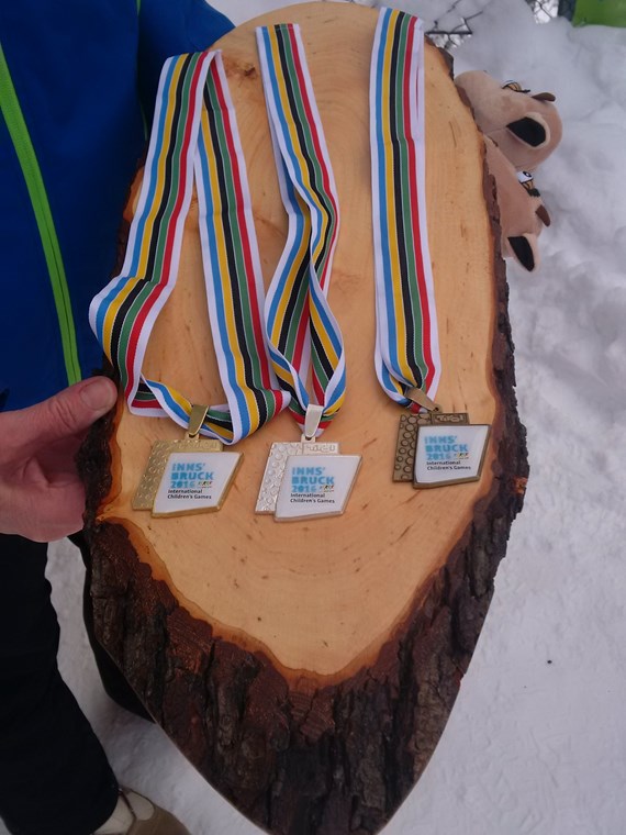 Sportrefent und Vizebürgermeister Christoph Kaufmann gratulierte den Siegerinnen des Biathlon Sprints in der Skiarena Seefeld. Besonders freute er sich über die Goldmedaille von Sophie Haider vom Team Innsbruck.