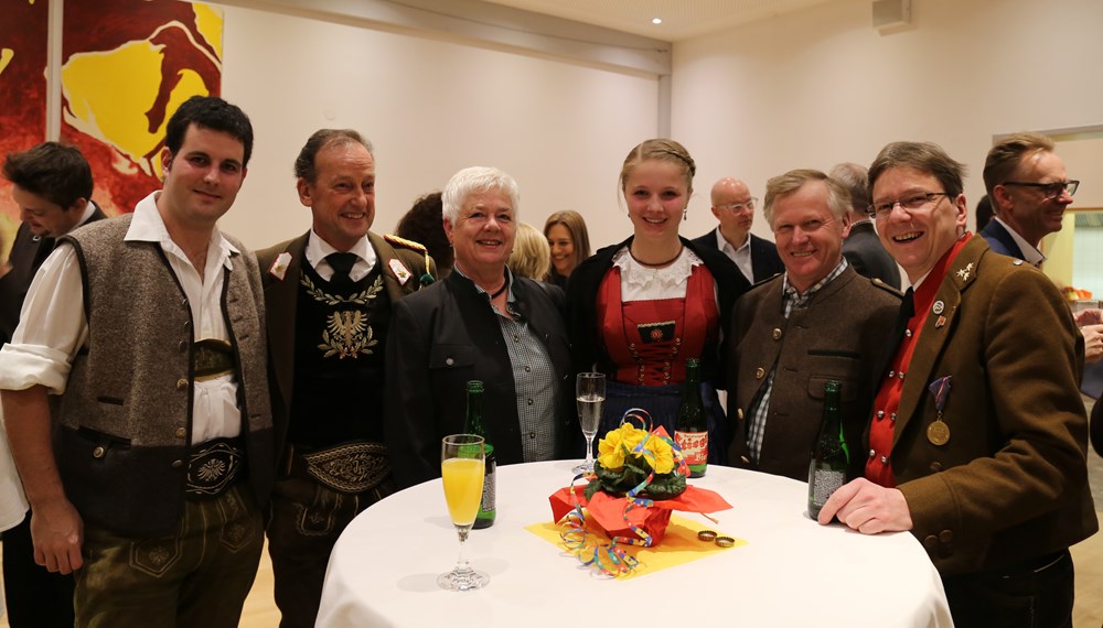 Beim traditionellen Neujahrsempfang in Amras dankte Bürgermeisterin Christine Oppitz-Plörer im Namen aller anwesenden StadträtInnen und GemeinderätInnen den zahlreichen Vereinen für ihre wertvolle Arbeit während des gesamten Jahres. Im Rahmen des Neujahrsempfanges wurde dem gebührtigen Amraser Franz-Heinz Hye-Kerkdal das Kulturehrenzeichen der Stadt Innsbruck verliehen.