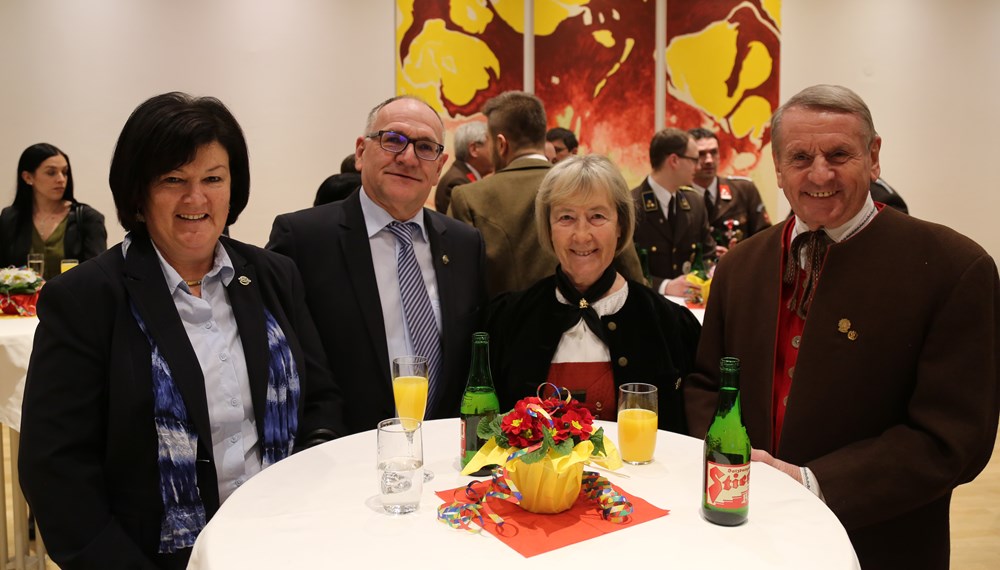 Beim traditionellen Neujahrsempfang in Amras dankte Bürgermeisterin Christine Oppitz-Plörer im Namen aller anwesenden StadträtInnen und GemeinderätInnen den zahlreichen Vereinen für ihre wertvolle Arbeit während des gesamten Jahres. Im Rahmen des Neujahrsempfanges wurde dem gebührtigen Amraser Franz-Heinz Hye-Kerkdal das Kulturehrenzeichen der Stadt Innsbruck verliehen.