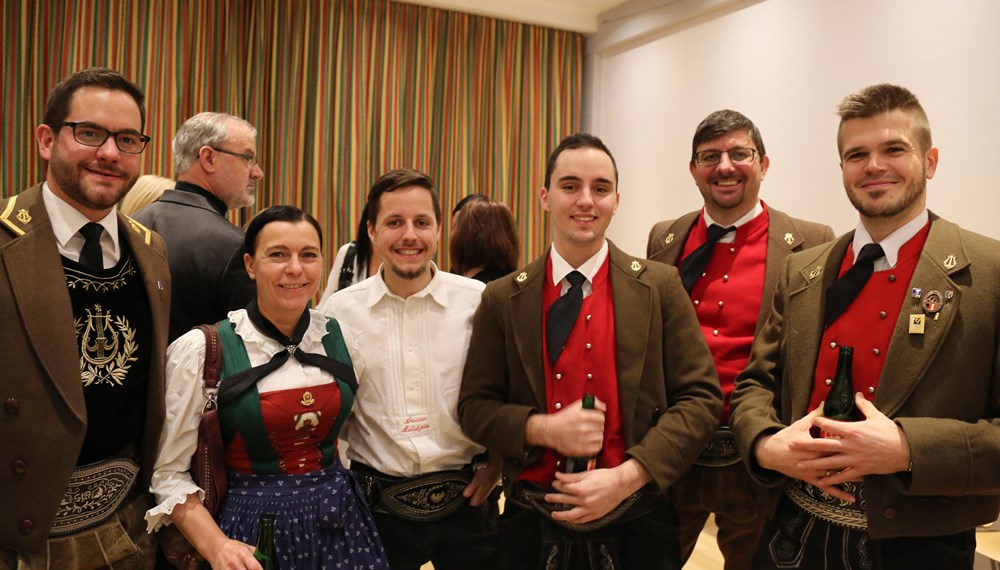 Beim traditionellen Neujahrsempfang in Amras dankte Bürgermeisterin Christine Oppitz-Plörer im Namen aller anwesenden StadträtInnen und GemeinderätInnen den zahlreichen Vereinen für ihre wertvolle Arbeit während des gesamten Jahres. Im Rahmen des Neujahrsempfanges wurde dem gebührtigen Amraser Franz-Heinz Hye-Kerkdal das Kulturehrenzeichen der Stadt Innsbruck verliehen.