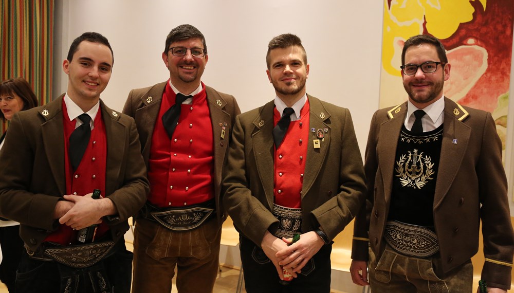 Beim traditionellen Neujahrsempfang in Amras dankte Bürgermeisterin Christine Oppitz-Plörer im Namen aller anwesenden StadträtInnen und GemeinderätInnen den zahlreichen Vereinen für ihre wertvolle Arbeit während des gesamten Jahres. Im Rahmen des Neujahrsempfanges wurde dem gebührtigen Amraser Franz-Heinz Hye-Kerkdal das Kulturehrenzeichen der Stadt Innsbruck verliehen.