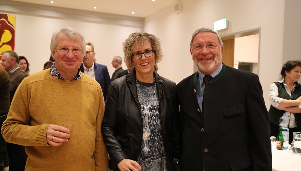 Beim traditionellen Neujahrsempfang in Amras dankte Bürgermeisterin Christine Oppitz-Plörer im Namen aller anwesenden StadträtInnen und GemeinderätInnen den zahlreichen Vereinen für ihre wertvolle Arbeit während des gesamten Jahres. Im Rahmen des Neujahrsempfanges wurde dem gebührtigen Amraser Franz-Heinz Hye-Kerkdal das Kulturehrenzeichen der Stadt Innsbruck verliehen.