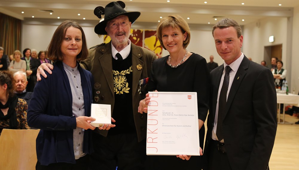 Beim traditionellen Neujahrsempfang in Amras dankte Bürgermeisterin Christine Oppitz-Plörer im Namen aller anwesenden StadträtInnen und GemeinderätInnen den zahlreichen Vereinen für ihre wertvolle Arbeit während des gesamten Jahres. Im Rahmen des Neujahrsempfanges wurde dem gebührtigen Amraser Franz-Heinz Hye-Kerkdal das Kulturehrenzeichen der Stadt Innsbruck verliehen.