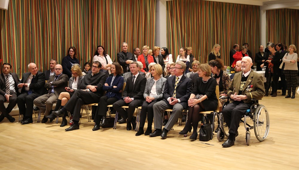 Beim traditionellen Neujahrsempfang in Amras dankte Bürgermeisterin Christine Oppitz-Plörer im Namen aller anwesenden StadträtInnen und GemeinderätInnen den zahlreichen Vereinen für ihre wertvolle Arbeit während des gesamten Jahres. Im Rahmen des Neujahrsempfanges wurde dem gebührtigen Amraser Franz-Heinz Hye-Kerkdal das Kulturehrenzeichen der Stadt Innsbruck verliehen.