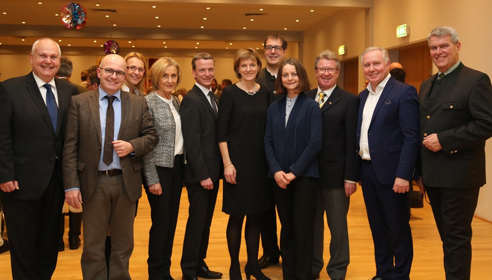 Beim traditionellen Neujahrsempfang in Amras dankte Bürgermeisterin Christine Oppitz-Plörer im Namen aller anwesenden StadträtInnen und GemeinderätInnen den zahlreichen Vereinen für ihre wertvolle Arbeit während des gesamten Jahres. Im Rahmen des Neujahrsempfanges wurde dem gebührtigen Amraser Franz-Heinz Hye-Kerkdal das Kulturehrenzeichen der Stadt Innsbruck verliehen.