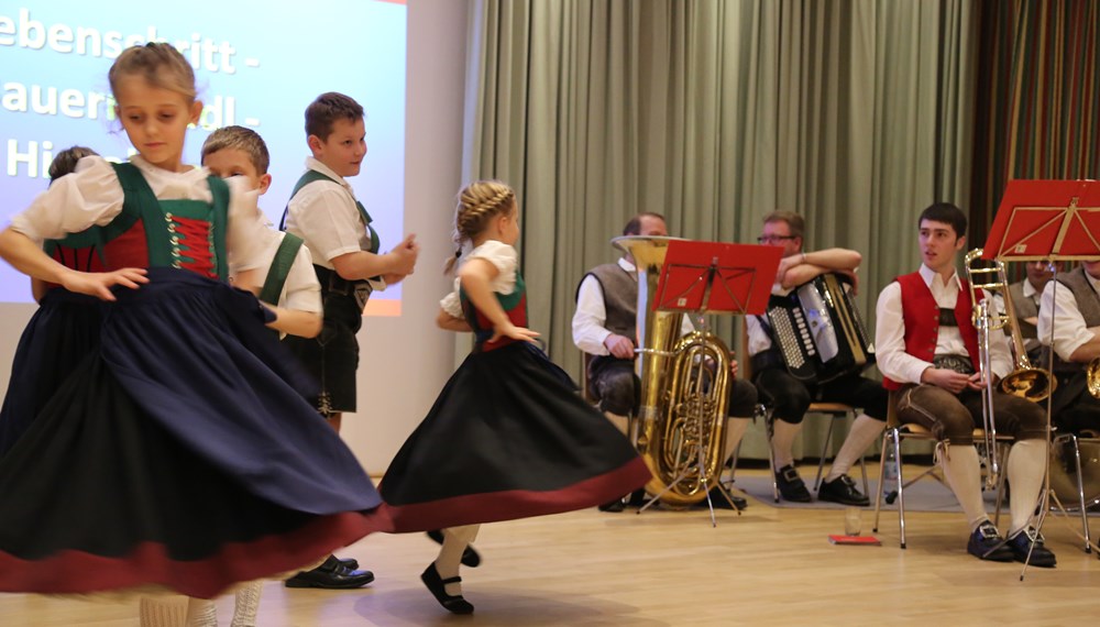 Beim traditionellen Neujahrsempfang in Amras dankte Bürgermeisterin Christine Oppitz-Plörer im Namen aller anwesenden StadträtInnen und GemeinderätInnen den zahlreichen Vereinen für ihre wertvolle Arbeit während des gesamten Jahres. Im Rahmen des Neujahrsempfanges wurde dem gebührtigen Amraser Franz-Heinz Hye-Kerkdal das Kulturehrenzeichen der Stadt Innsbruck verliehen.