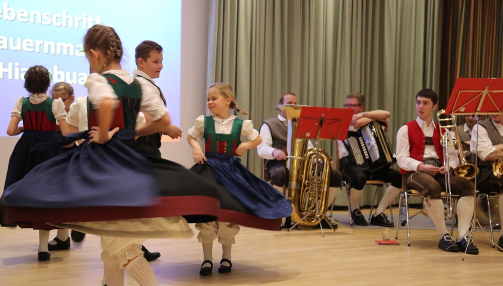 Beim traditionellen Neujahrsempfang in Amras dankte Bürgermeisterin Christine Oppitz-Plörer im Namen aller anwesenden StadträtInnen und GemeinderätInnen den zahlreichen Vereinen für ihre wertvolle Arbeit während des gesamten Jahres. Im Rahmen des Neujahrsempfanges wurde dem gebührtigen Amraser Franz-Heinz Hye-Kerkdal das Kulturehrenzeichen der Stadt Innsbruck verliehen.