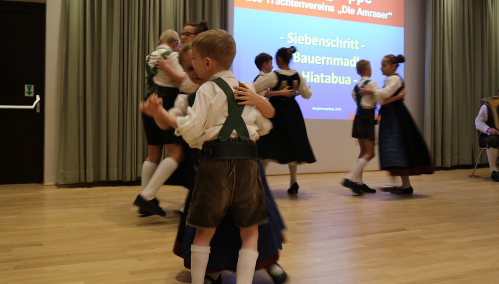 Beim traditionellen Neujahrsempfang in Amras dankte Bürgermeisterin Christine Oppitz-Plörer im Namen aller anwesenden StadträtInnen und GemeinderätInnen den zahlreichen Vereinen für ihre wertvolle Arbeit während des gesamten Jahres. Im Rahmen des Neujahrsempfanges wurde dem gebührtigen Amraser Franz-Heinz Hye-Kerkdal das Kulturehrenzeichen der Stadt Innsbruck verliehen.