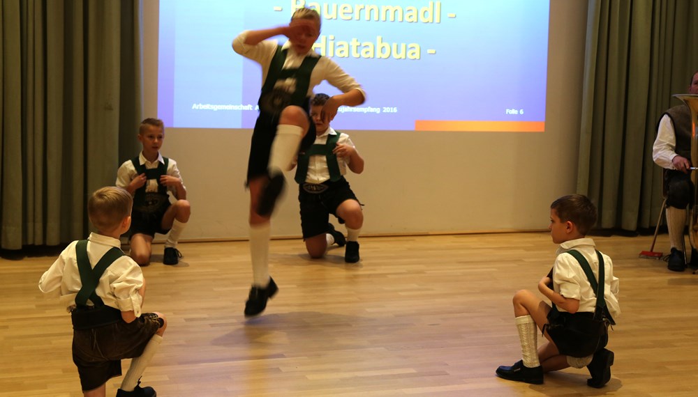 Beim traditionellen Neujahrsempfang in Amras dankte Bürgermeisterin Christine Oppitz-Plörer im Namen aller anwesenden StadträtInnen und GemeinderätInnen den zahlreichen Vereinen für ihre wertvolle Arbeit während des gesamten Jahres. Im Rahmen des Neujahrsempfanges wurde dem gebührtigen Amraser Franz-Heinz Hye-Kerkdal das Kulturehrenzeichen der Stadt Innsbruck verliehen.