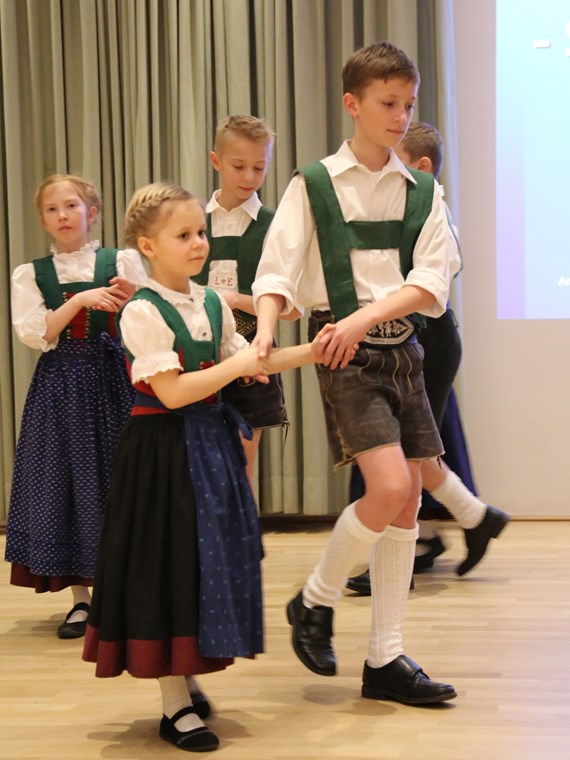 Beim traditionellen Neujahrsempfang in Amras dankte Bürgermeisterin Christine Oppitz-Plörer im Namen aller anwesenden StadträtInnen und GemeinderätInnen den zahlreichen Vereinen für ihre wertvolle Arbeit während des gesamten Jahres. Im Rahmen des Neujahrsempfanges wurde dem gebührtigen Amraser Franz-Heinz Hye-Kerkdal das Kulturehrenzeichen der Stadt Innsbruck verliehen.