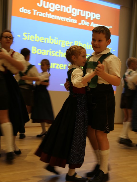 Beim traditionellen Neujahrsempfang in Amras dankte Bürgermeisterin Christine Oppitz-Plörer im Namen aller anwesenden StadträtInnen und GemeinderätInnen den zahlreichen Vereinen für ihre wertvolle Arbeit während des gesamten Jahres. Im Rahmen des Neujahrsempfanges wurde dem gebührtigen Amraser Franz-Heinz Hye-Kerkdal das Kulturehrenzeichen der Stadt Innsbruck verliehen.