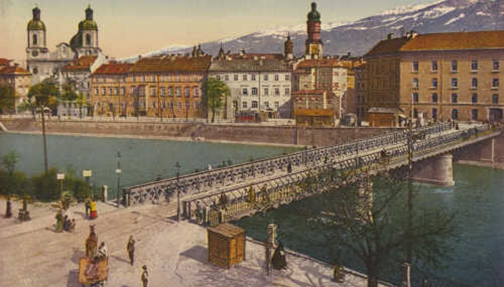 Vor dem städtischen Volksbad Nr. 3, heute Stadtarchiv/Stadtmuseum Innsbruck ist der verletzte Feldwebel liegen geblieben.