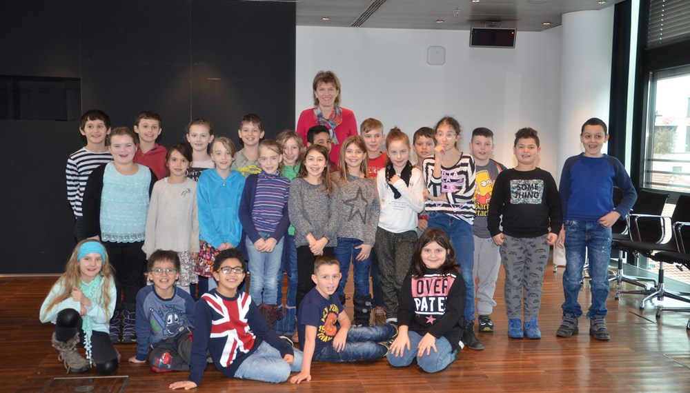 Am Freitag waren die Schülerinnen und Schüler der 3a- und 3b-Klassen bei Innsbrucks Bürgermeisterin Christine Oppitz-Plörer zu Besuch. Im Plenarsaal bei einem Saft und Süßem durften die jungen Innsbruckerinnen und Innsbrucker einmal genau nachfragen, wie es im Alltag eines Stadtoberhaupts zugeht. Nach dem Erinnerungsfoto bekamen alle noch einen Turnbeutel geschenkt.