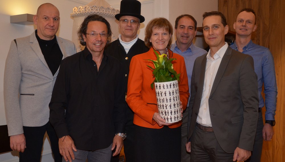 Die Innsbrucker Rauchfangkehrer gaben sich am Dienstag bei Bürgermeisterin Christine Oppitz-Plörer im Rathaus ein Stelldichein. Die als Glücksbringer bekannten Kaminkehrer übergaben Glückwünsche für 2016 und eine Topfblume.