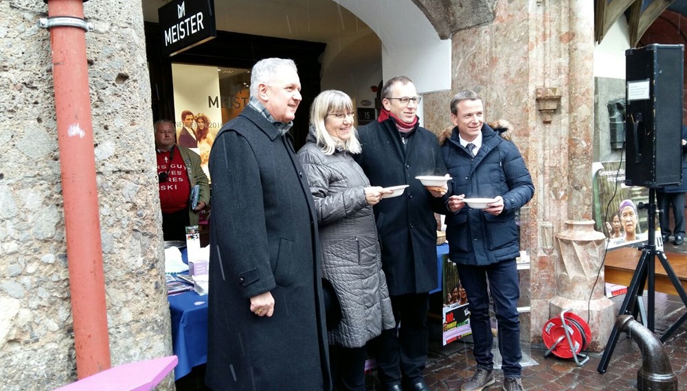Am Aschermittwoch fand traditionell das Benefiz-Suppenessen der Katholischen Frauenbewegung der Diözese Innsbruck anlässlich des Familienfasttages 2016 statt. Abt Mag. Raimund Schreier, Diözesanadministrator Mag. Jakob Bürgler und Vizebürgermeister Christoph Kaufmann liesen sich die Suppe schmecken.
