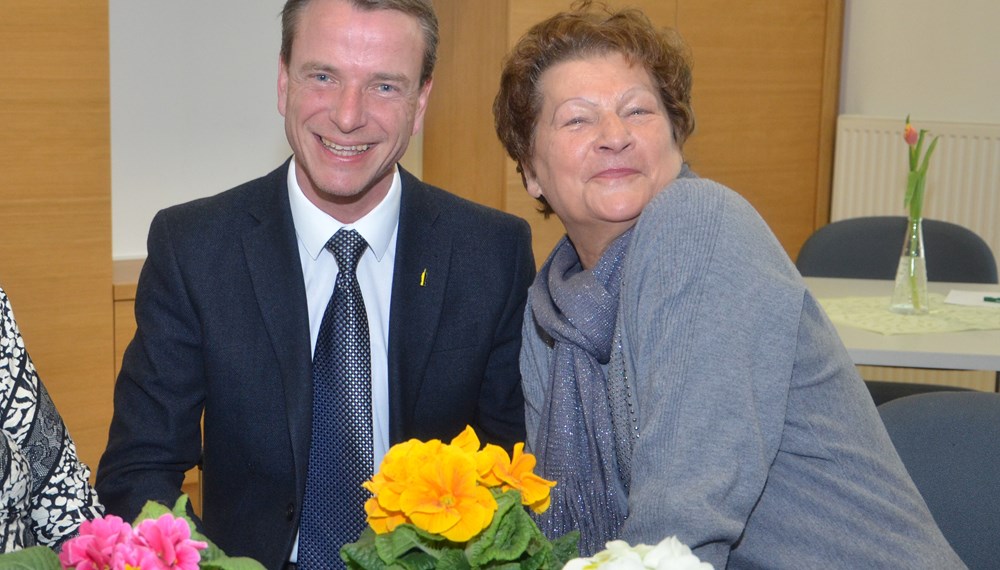 SeniorInnenreferent und Vizebürgermeister Christoph Kaufmann besuchte anlässlich des Valentinstages die SeniorInnenwohnanlage O-Dorf 3. Als kleinen Valentinsgruß überreichte er den BewohnerInnen bunte Blumen. Bei einem gemeinsamen Frühstück im Aufenthaltsraum der Anlage wurde sich anschließend ausgetauscht. Insgesamt verteilte das Amt für Grünanlagen Mitte Februar 226 Primel-Stöckhen an alle SeniorInnen in den acht ISD-SeniorInnenwohnanlagen.