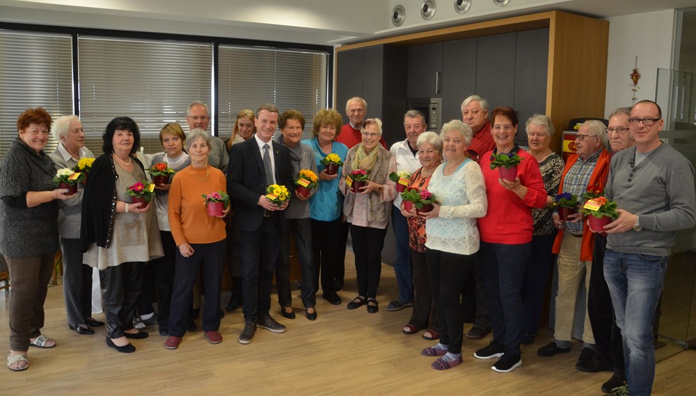 SeniorInnenreferent und Vizebürgermeister Christoph Kaufmann besuchte anlässlich des Valentinstages die SeniorInnenwohnanlage O-Dorf 3. Als kleinen Valentinsgruß überreichte er den BewohnerInnen bunte Blumen. Bei einem gemeinsamen Frühstück im Aufenthaltsraum der Anlage wurde sich anschließend ausgetauscht. Insgesamt verteilte das Amt für Grünanlagen Mitte Februar 226 Primel-Stöckhen an alle SeniorInnen in den acht ISD-SeniorInnenwohnanlagen.