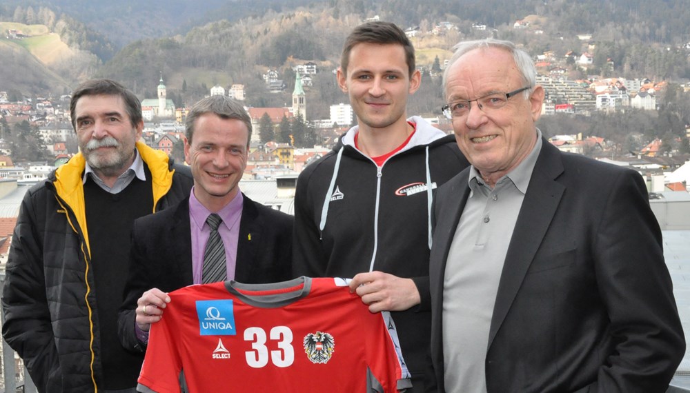 Handball-Nationalspieler Thomas Kandolf (3.v.l.) besuchte Mitte Februar Vizebürgermeister Christoph Kaufmann (2.v.l.) und schenkte ihm ein Trikot mit seiner Erfolgsnummer 33. Die beiden unterhielten sich mit HIT-Obmann Heinz Öhler (r.) und dem Präsidenten des Tiroler Handballverbandes, Thomas Czermin, über die sportlichen Erfolge des 22-Jährigen. Kandolf begann mit 14 Jahren in Innsbruck Handball zu spielen, im September 2015 wurde er in die Nationalmannschaft einberufen.