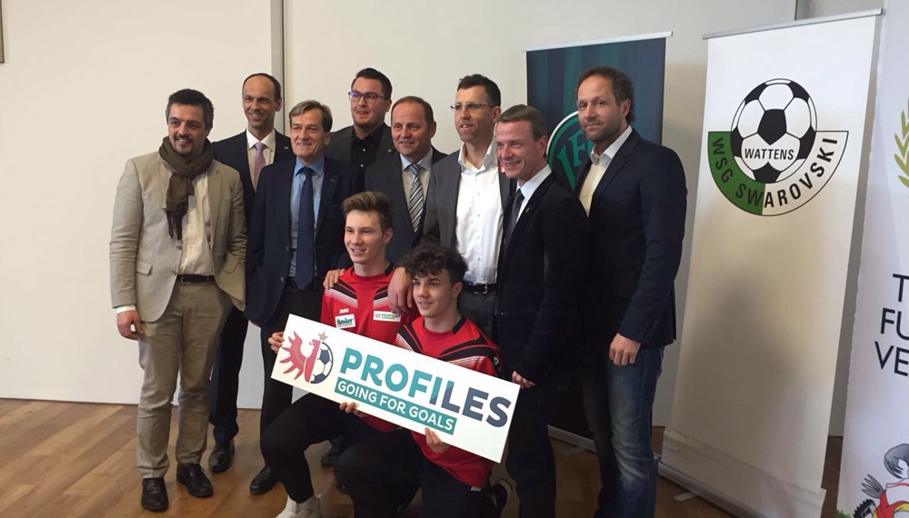 Tiroler Fußballverband, FC Wacker Innsbruck und WSG Swarovski Wattens gehen bei der Ausbildung ihres Fußballnachwuchs künftig gemeinsame Wege. Die Eckpunkte der neuen Zusammenarbeit wurden am Mittwoch bei einer Pressekonferenz vorgestellt. „Mit diesem zukunftsweisenden Ausbildungskonzept stellen wir heute die Weichen für eine erfolgreiche Fußball-Zukunft von morgen“, freut sich Vizebürgermeister Christoph Kaufmann (2.v.r).