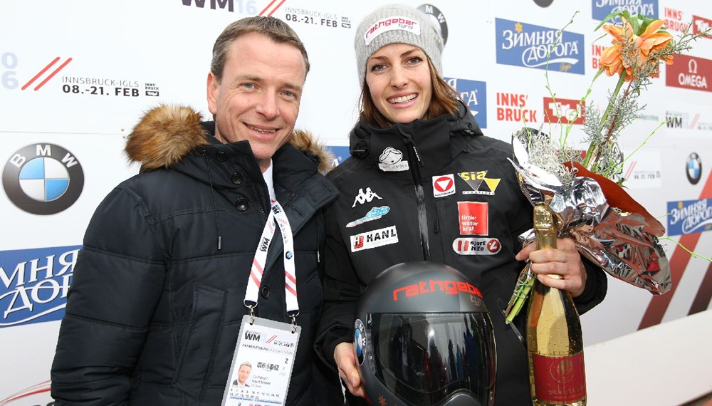 Sportreferent und Vizebürgermeister Christoph Kaufmann gratulierte Skeleton-Star Janine Flock zur Silbermedaille bei der Bob- und Skeleton WM 2016 in Innsbruck -Igls.