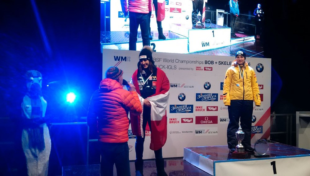 Sportreferent und Vizebürgermeister Christoph Kaufmann gratulierte Skeleton-Star Janine Flock zur Silbermedaille bei der Bob- und Skeleton WM 2016 in Innsbruck -Igls.